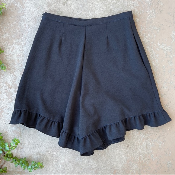 See by Chloe Ruffle Crepe Shorts in Black - Picture 2 of 5